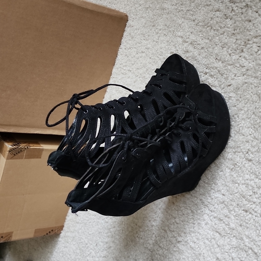 Black wedges